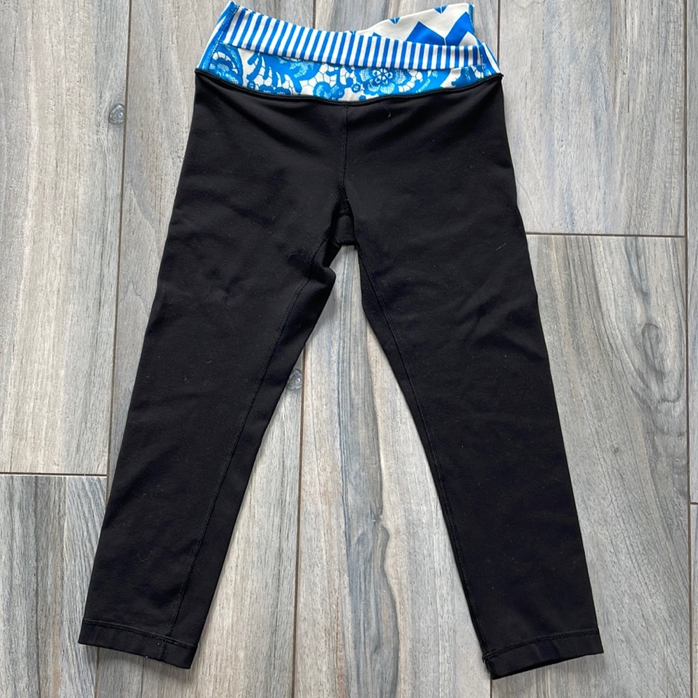 Lululemon Black Capri with Blue Floral Waist Size 4